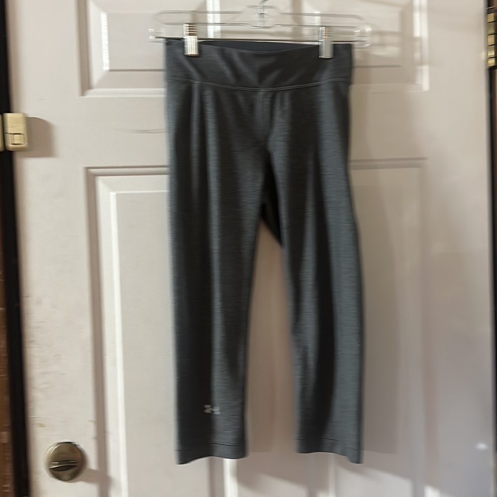 UNDER ARMOUR HEAT GEAR COMPRESSION CROPPED LEGGING: GRAY: EUC:SIZE SMALL